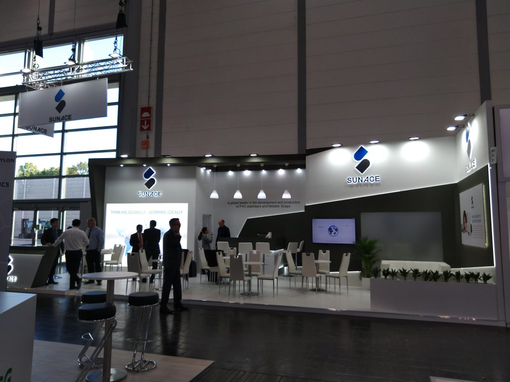 attract-trade-show-stand-with-immersive-booth-design