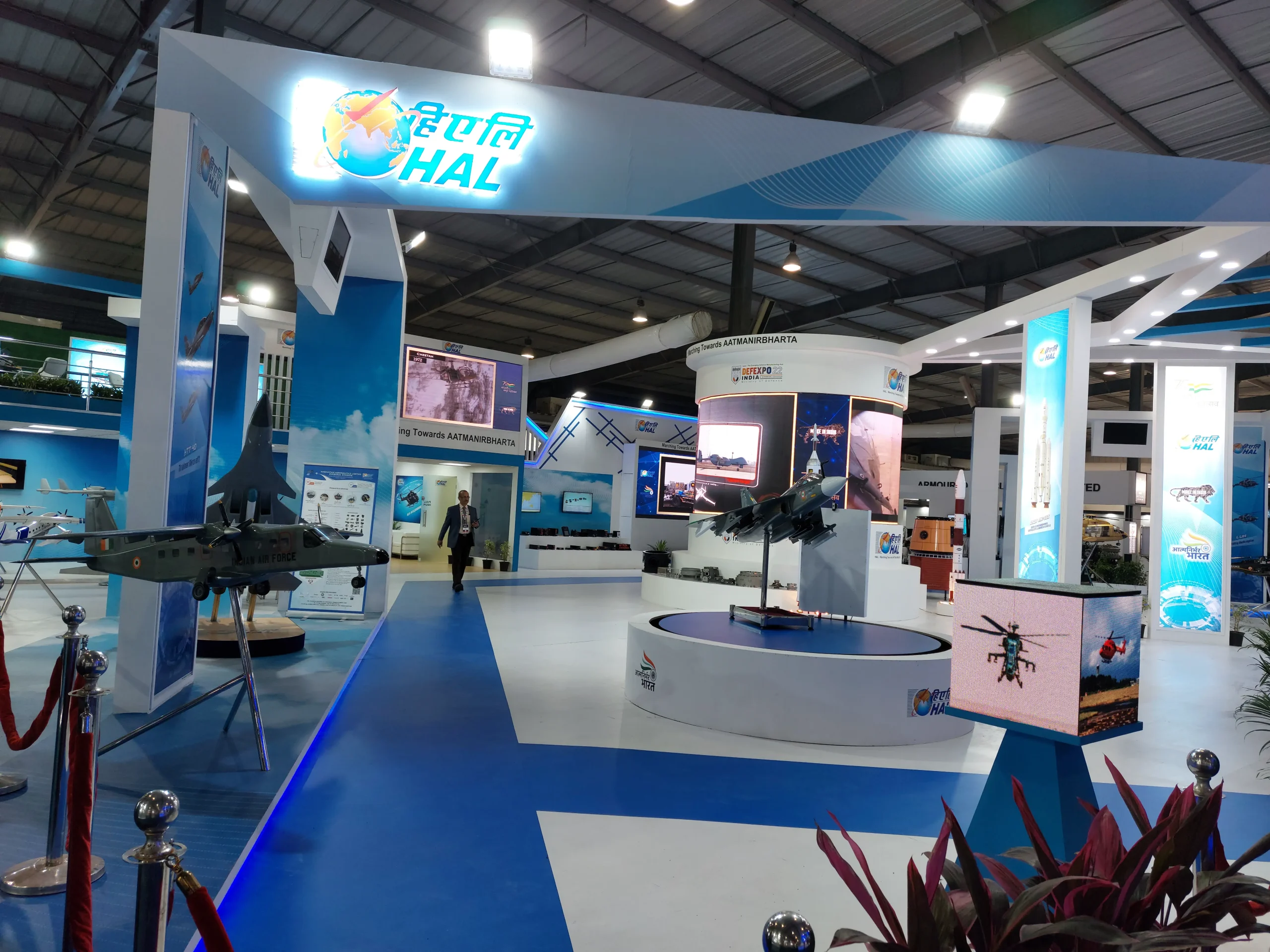 spacious-exhibit-booth.